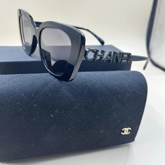CHANEL Elegant Black Sunglasses - Picture 1 of 5